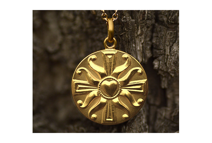 Médaille en or 18k - La Croix au cœur - Fabrication artisanale à Paris